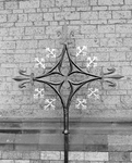 880222 Afbeelding van het gerestaureerde kruis dat teruggeplaatst gaat worden op het dak van het koor van de Domkerk ...